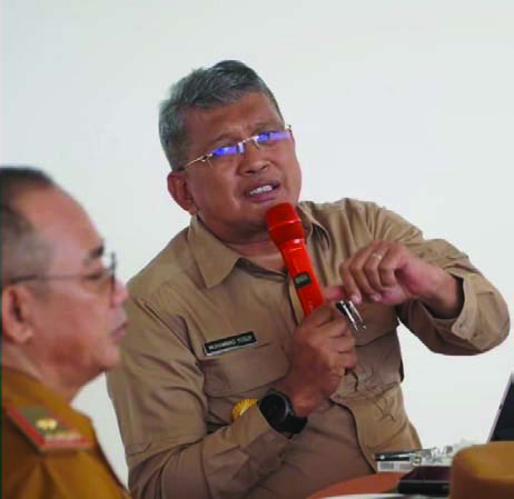 Pj Wali Kota Kendari, Muhammad Yusup saat memimpin rapat mingguan optimalisasi PAD di Balai Kota Kendari, kemarin. (Agus Setiawan/ Kendari Pos)