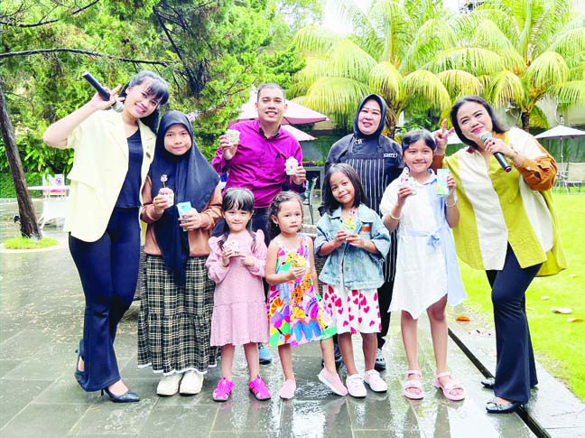 Foto bersama usai Cupcake Decorations yang melibatkan anak usia 4 tahun hingga 12 tahun. (SWISS-BELHOTEL KENDARI)