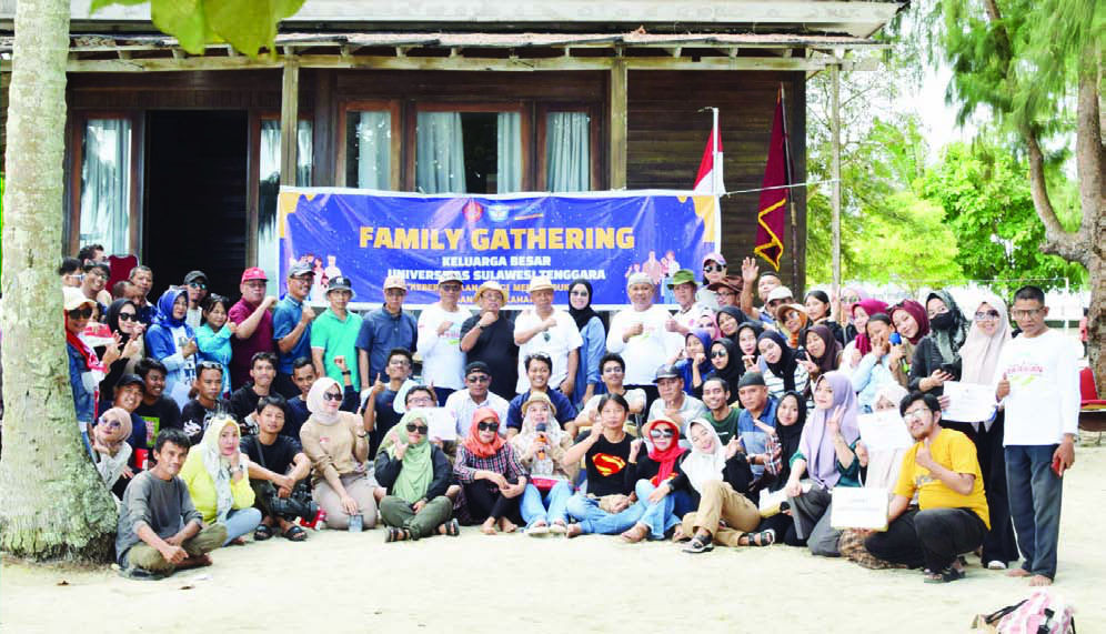Foto bersama keluarga besar Unsultra usai Family Gathering yang dilaksanakan di Bokori Island. (HUMAS UNSULTRA)