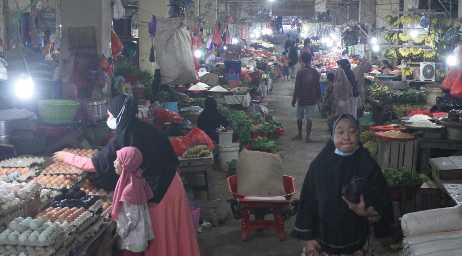 JAGA KETERSEDIAAN PANGAN : Aktivitas jual beli di pasar tradisional di Kota Kendari. Untuk menjamin ketersediaan pangan, Pemerintah Kota (Pemkot) Kendari mendirikan posko pemantau pangan di pasar Baruga. (MUHAMMAD ABDI ASMAUL AMRIN/KENDARI POS)