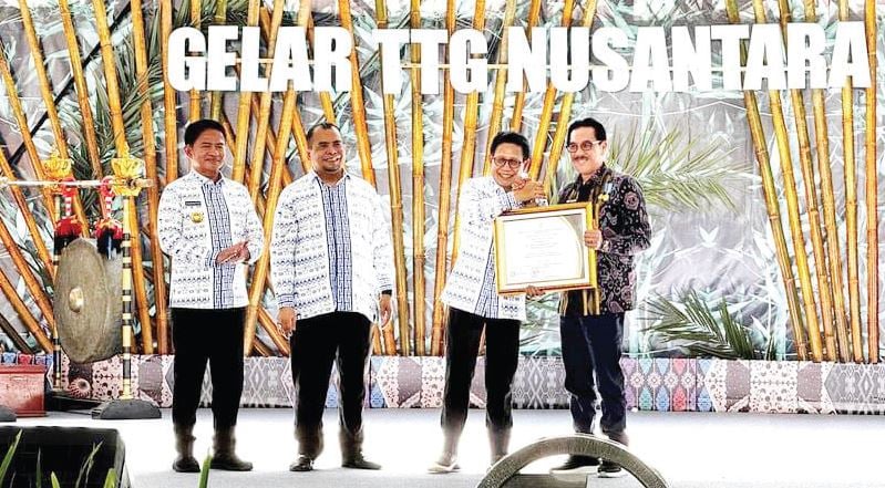 Pj Bupati Drs. Edy Suharmanto, M.Si saat menerima penghargaan dari Mendes-PDTT, Abdul Halim Iskandar.