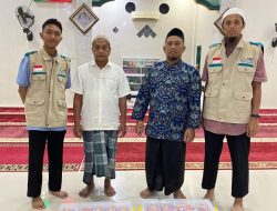 Pengurus YBM PLN UPT Kendari Salurkan Bantuan Sosial Kepada Marbot Masjid