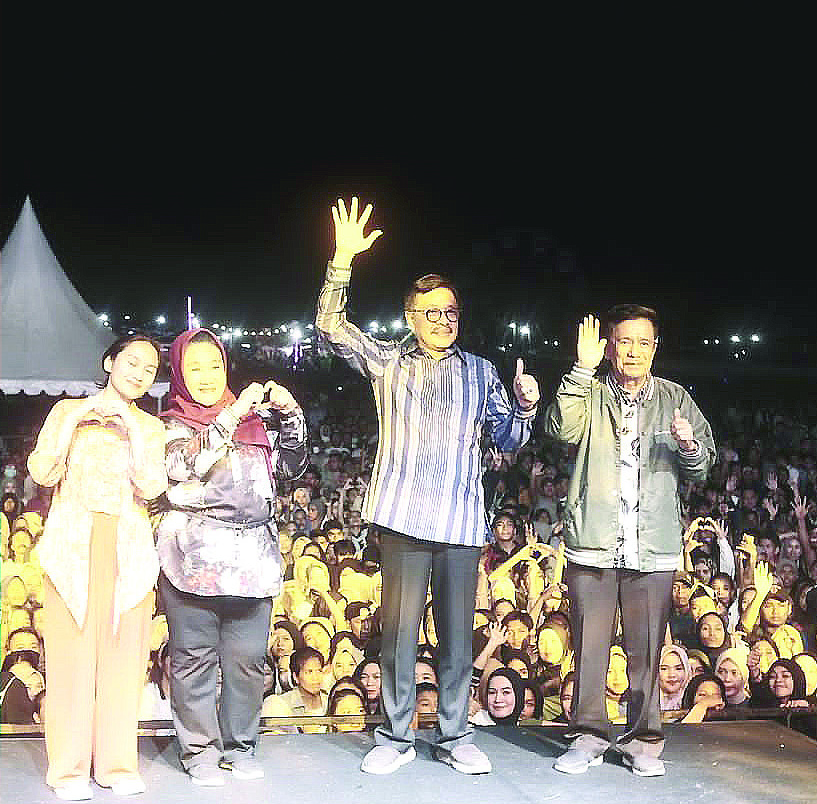 RAMAI: Bakal Calon Gubernur Sultra, Hj Tina Nur Alam (kedua dari kiri) didampingi suami tercinta H. Nur Alam (kedua dari kanan) saat menyapa masyarakat Kabupaten Muna, baru-baru ini. (IST)