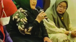 SUPPORT: Hj. Tina Nur Alam (pegang mic) saat menghadiri kajian Jumat Majelis Taklim Alkhansa Khairunnisa di Zahra Syariah Hotel Kendari, Jumat (5/7/2024). Tampak bersamanya ada Ketua Majelis Taklim Alkhansa, Hj Mawar Ruselia (kanan). (Agus Setiawan/Kendari Pos)