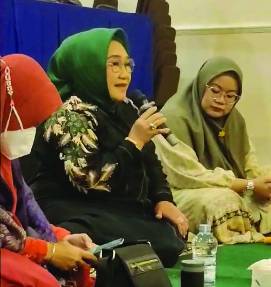 SUPPORT: Hj. Tina Nur Alam (pegang mic) saat menghadiri kajian Jumat Majelis Taklim Alkhansa Khairunnisa di Zahra Syariah Hotel Kendari, Jumat (5/7/2024). Tampak bersamanya ada Ketua Majelis Taklim Alkhansa, Hj Mawar Ruselia (kanan). (Agus Setiawan/Kendari Pos)