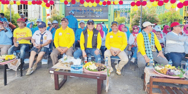 Seremoni pelaksanaan reuni alumni Spensa 1994. Tampak Ketua Ikatan Alumni SMP Negeri 1 Kendari Angkatan 1994, Aksan Jaya Putra (tengah, topi hitam) bersama alumnus.