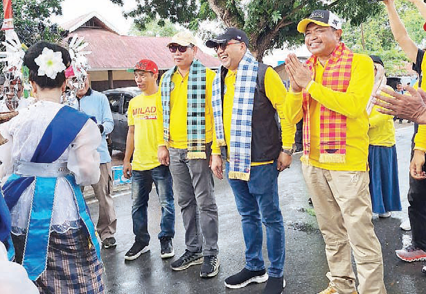 Ketua IKA Spenda Angkatan 1994, Aksan Jaya Putra (dua kanan), saat pose Bersama Ketua Umum IKA Spensa, Pahri Yamsul (paling kanan), dan Kepala SMPN 1 Kendari, Abdul Hamid (dua kiri) saat tiba di finish jalan santai dan disambut tarian daerah.