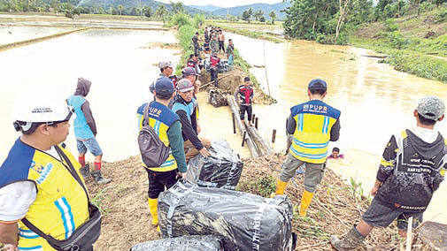 Tanggul Aworeka, Kecamatan Tongauna Utara yang ditangani langsung pihak BWS Sulawesi IV Kendari bersama aparat TNI-Polri berkolaborasi dengan warga setempat.