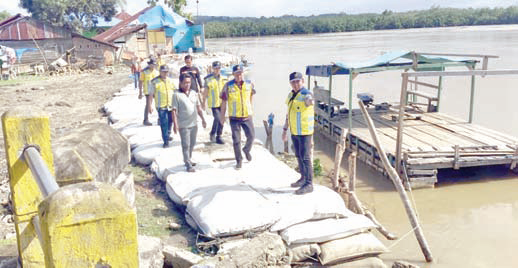 Kepala BWS Sulawesi IV Kendari Andi Umar Dani didampingi Kades Muara Sampara, Suherman bersama jajaran Satker Unit Tanggap Darurat BWS Sulawesi IV Kendari meninjau pengerjaan tanggul muara Sampara, Konawe.