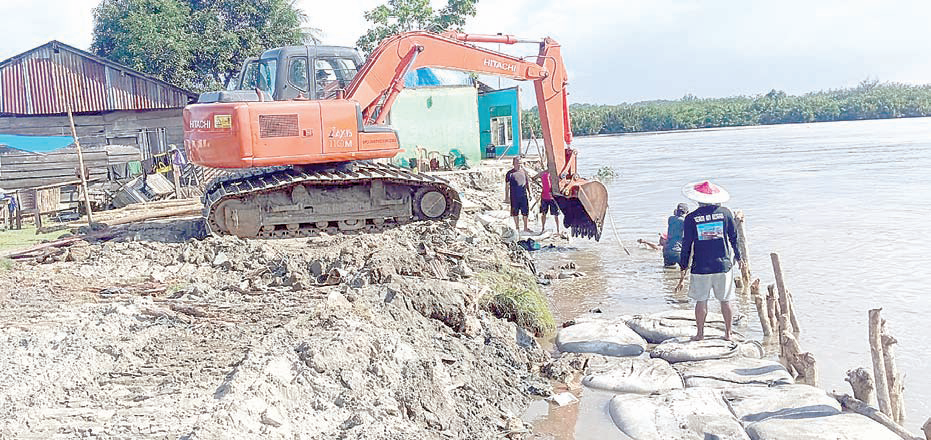 Tampak aktivitas pekerjaan Tanggul sungai yang sedang berjalan.