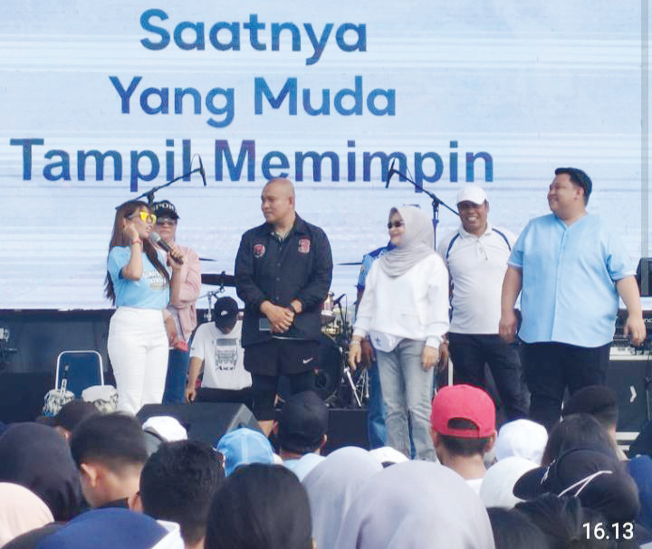 Calon Wali Kota Kendari, Yudhianto Mahardika Anton Timbang (kanan) di atas panggung jalan sehat bersama pendukung.