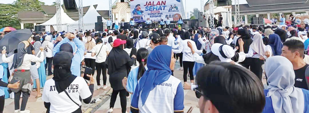 Peserta jalan sehat mengikuti senam bersama di pelataran MTQ Square.