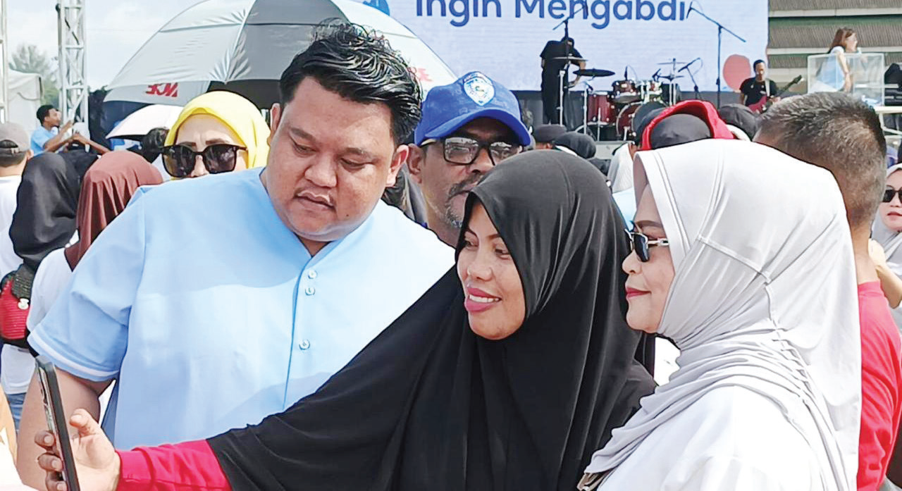 Yudhianto Mahardikan Anton Timbang bersama Hj. Nirna Lachmuddin sempatkan foto bersama peserta jalan sehat.