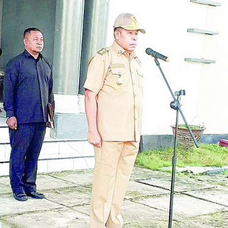 ETOS KERJA : Wakil Bupati Butur, Ahali, ketika memberikan pengarahan pada jajarannya dalam kegiatan apel pagi di halaman kantor Sekretariat Kabupaten, kemarin.(DISKOMINFO KABUPATEN BUTON UTARA FOR KENDARI POS)