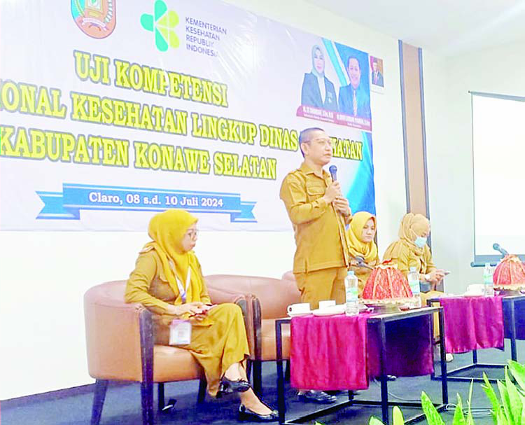 TINGKATKAN KEMAMPUAN : Kepala Dinkes Konsel, dr. H. Boni Lambang Pramana, M.Kes saat pembukaan uji kompetensi jabatan fungsional kesehatan di lingkup kerjanya, kemarin.(iNGURAH PANDI SANTOSA/KENDARI POS)