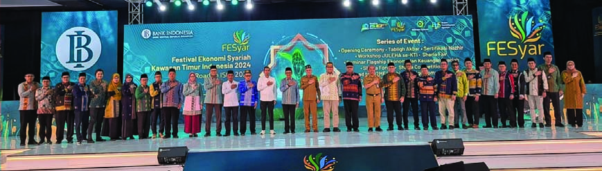 FOTO BERSAMA: Sekda Sultra Asrun Lio, Deputi Gubernur BI, Juda Agung dan Kepala Kantor Perwakilan BI Sultra, Doni Septadijaya serta tamu undangan foto bersama usai opening ceremony FESyar KTI 2024 di Hotel Claro Kendari, kemarin. (Ewin/Kendari Pos)