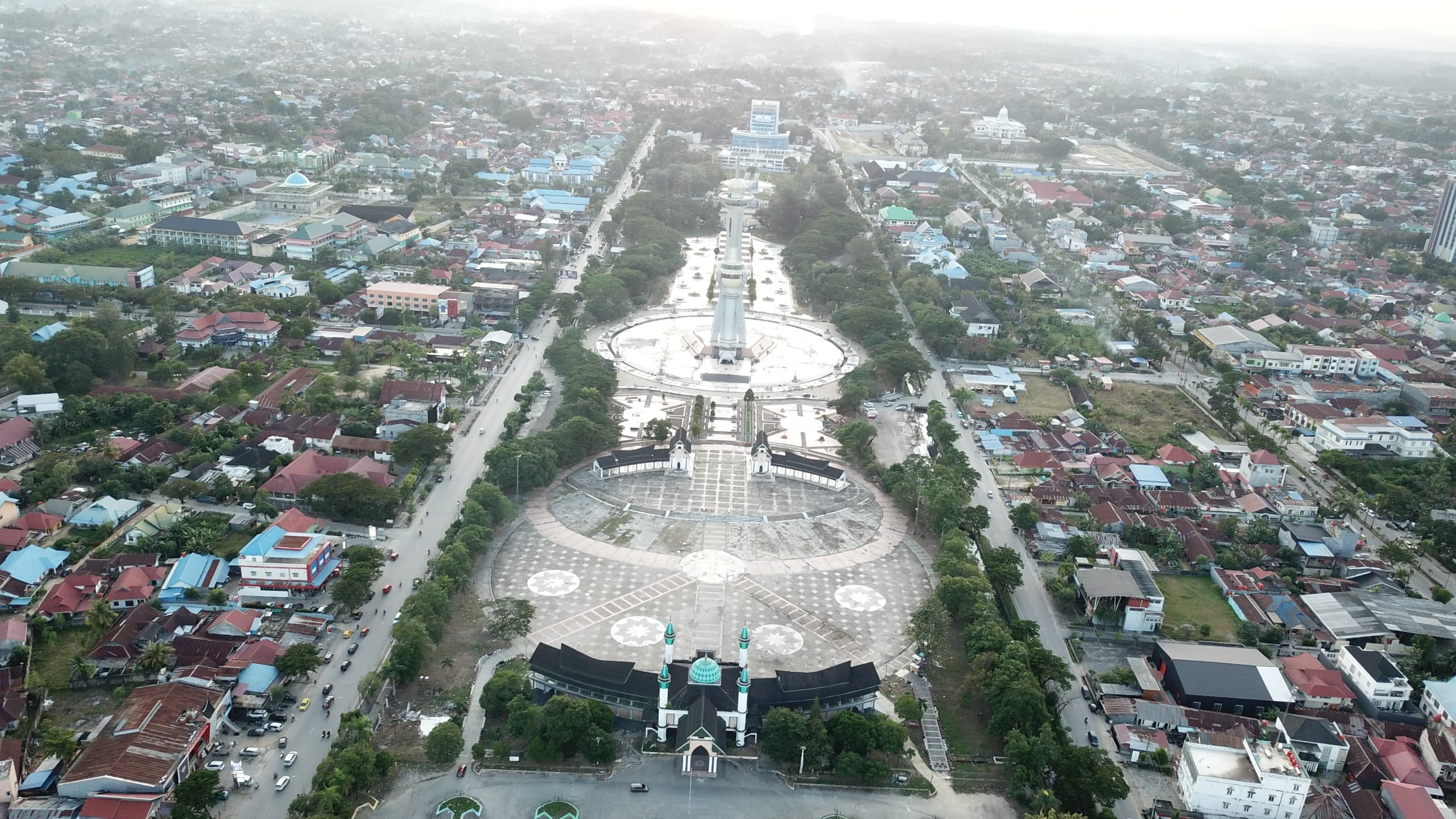 PENATAAN MTQ SQUARE : Pasca penertiban PKL di kawasan MTQ Square, Pemkot Kendari bergerak cepat. Tahun ini juga pemerintah akan mulai menata kawasan ini. Untuk tahap awal, pemerintah telah mengalokasikan anggaran Rp 32 miliar untuk memperbaiki Pedistrian. (MUHAMMAD ABDI ASMAUL AMRIN/KENDARI POS)