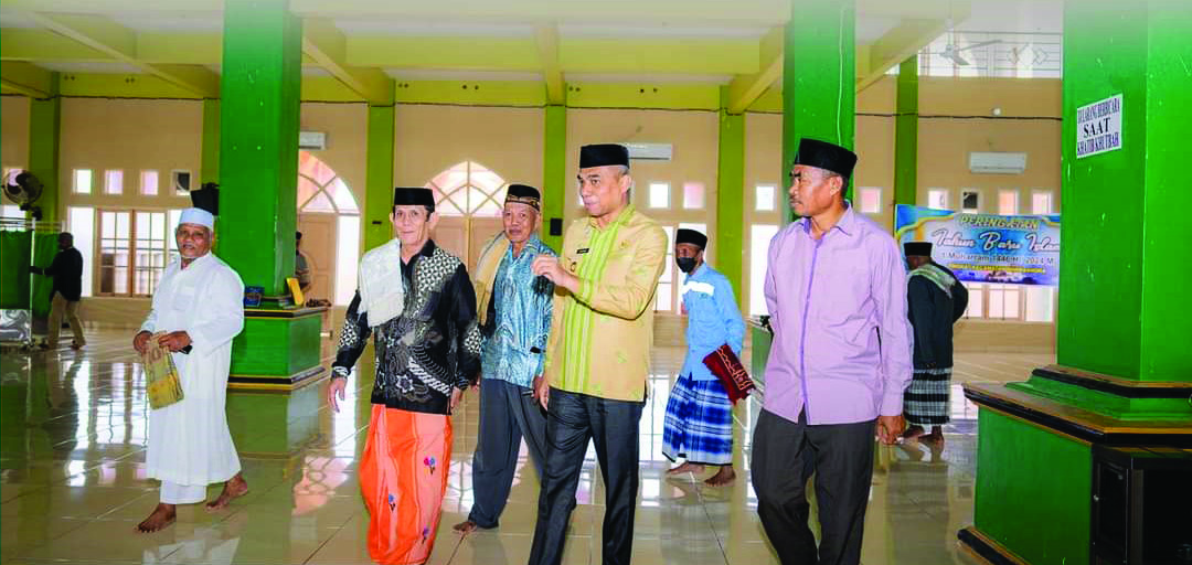 KELILING MASJID: Penjabat (Pj) Bupati Buton Tengah (Buteng), Kostantinus Bukide (dua dari kanan) intens mengunjungi masjid. Selain menguatkan dukungan keagamaan, juga sebagai sarana menjaring aspirasi dari masyarakat. (Elyn/Kendari Pos)