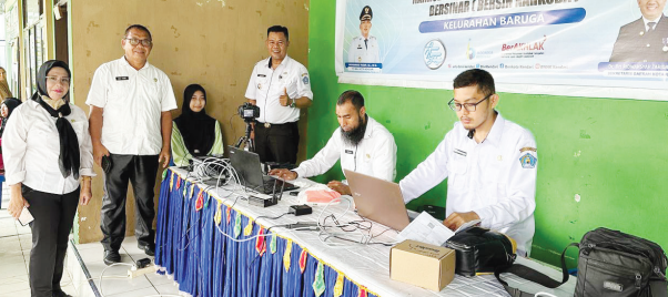 KARTU TANDA PENDUDUK : Lurah Baruga Burhanuddin (ketiga dari kanan) didampingi Kabid Pengelolaan Informasi dan Administrasi Kependudukan Dukcapil Kota Kendari Abdul Hamid (kedua dari kiri) memantau proses perekaman E-KTP di Kantor Lurah Baruga. (AGUS SETIAWAN/KENDARI POS.)