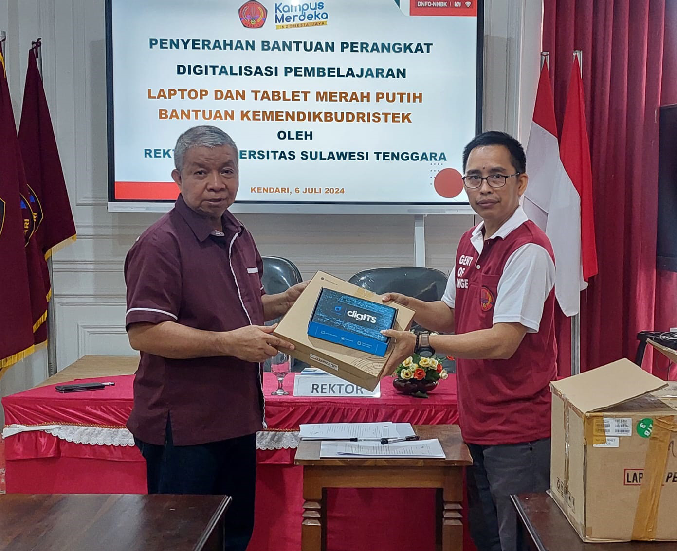 Rektor Unsultra, Prof Andi Bahrun (kiri) saat menyerahkan perangkat digitalisasi kepada pimpinan fakultas.(EWIN ENDANG SAHPUTRI/KENDARI POS)