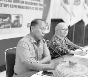 Sekda Wakatobi, Nadar (kiri) didampingi Ketua Tim Technical Mission Bank Dunia, Evi Hermirasari (kanan) memimpin kick off meeting technical mission Bank Dunia untuk komponen dua indonesia Tourism Developmemt Project (iTDP) KSPN Wakatobi.