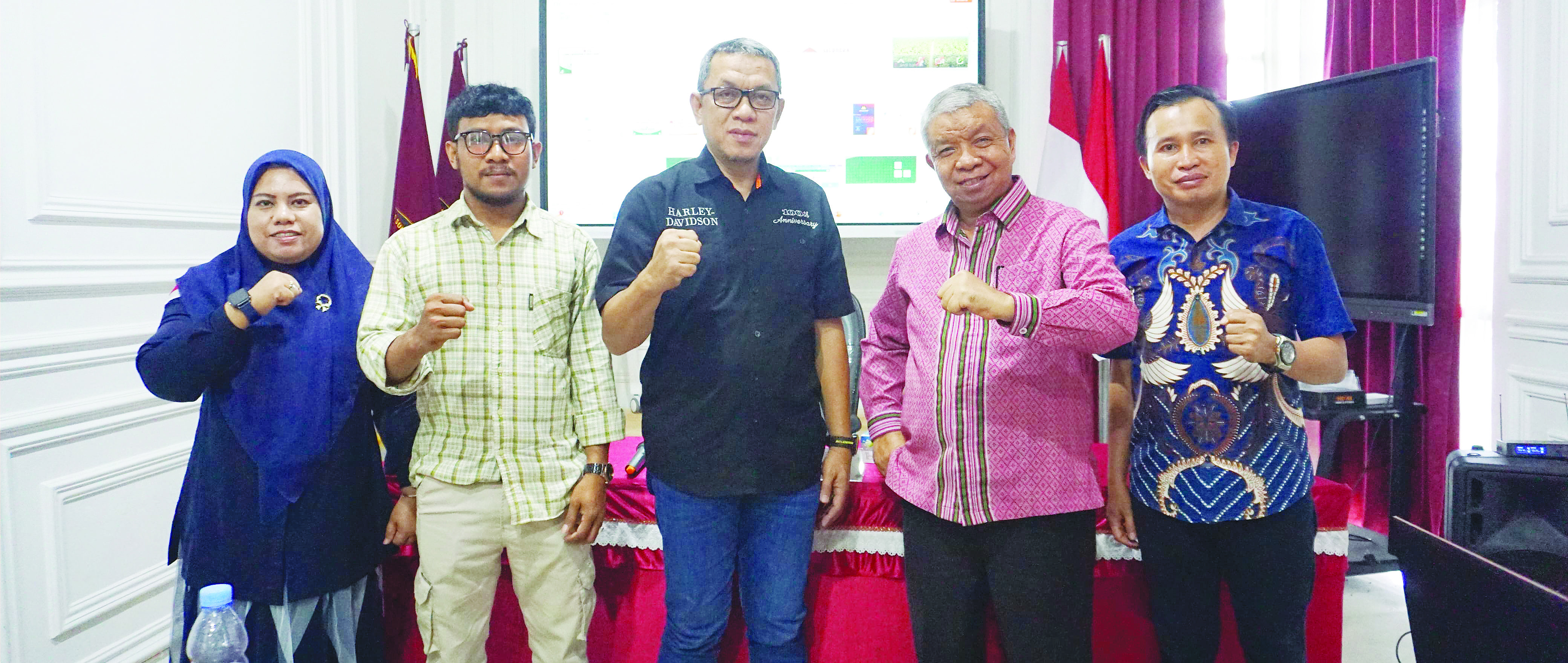 Kiri ke kanan: Manager Iklan KP Nursyamsi Abidin, Manager Online dan Medsos KP Yusif Herianto, Direktur Kendari Pos Irwan Zainuddin, Rektor Unsultra Prof, Andi Bahrun dan Wadir Kendari Pos Awal Nurjadin foto bersama di ruang kerja Rektor Unsultra, Kamis (11/7). Lawatan direksi dan manajemen ke kampus Seksi Unsultra dalam rangka penguatan sinergisitas antara dunia kampus sebagai sumber pengetahuan dan pers sebagai diseminator. (FOTO: MUH ABDI/KENDARI POS)