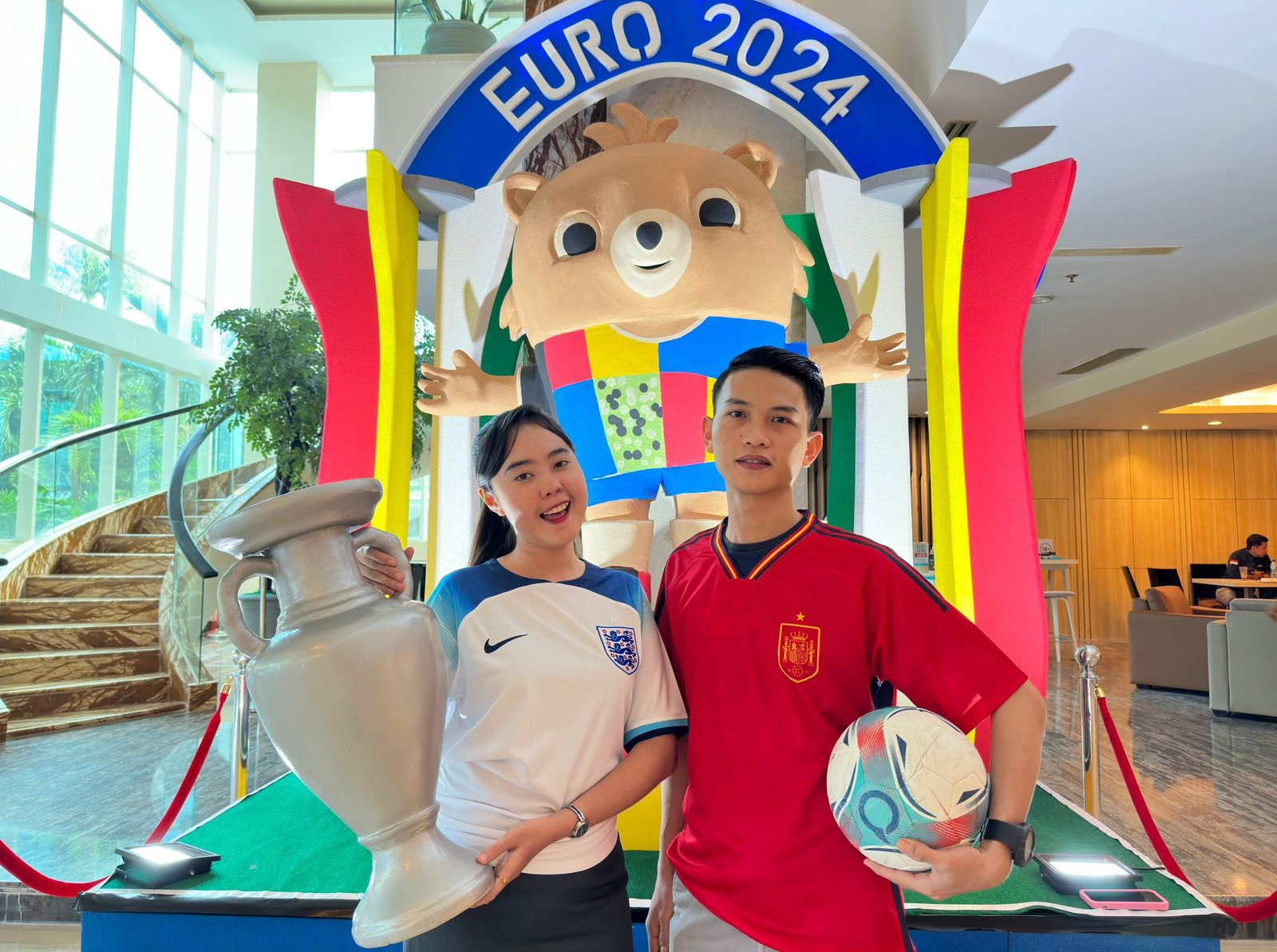 Karyawan Hotel Calro Kendari tengah menggunakan baju bola Spanyol VS Inggris.(HOTEL CLARO KENDARI)