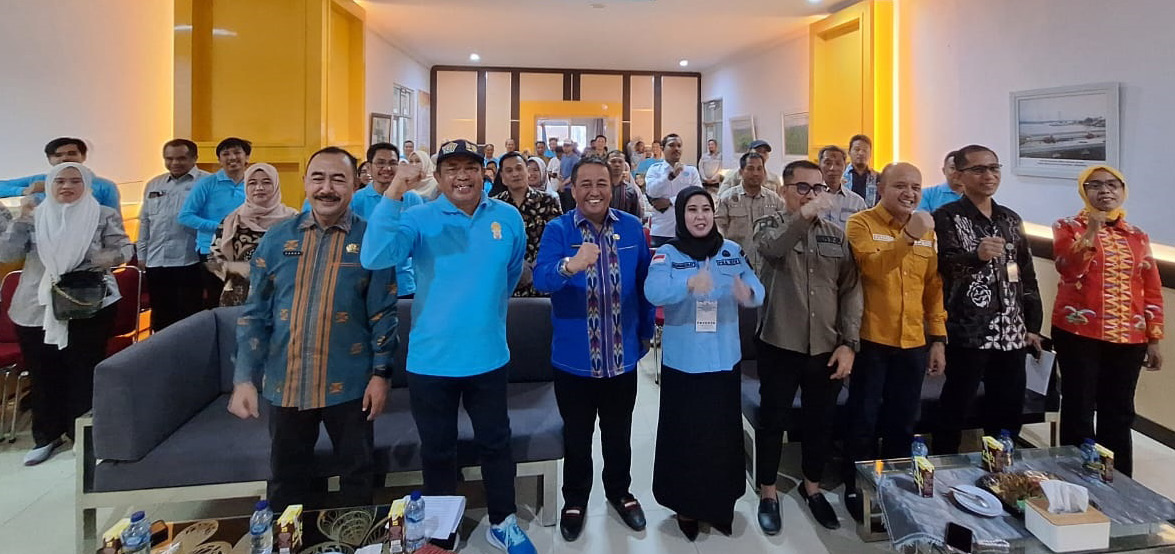 TEMAN SIBIMA : Kepala Dinas SDA dan Bina Marga Sultra, Pahri Yamsul (depan, pakai topi) dan jajarannya foto bersama sejumlah pejabat lingkup Pemprov Sultra pada peluncuran aplikasi “Teman Sibima”, Kamis (11/7)