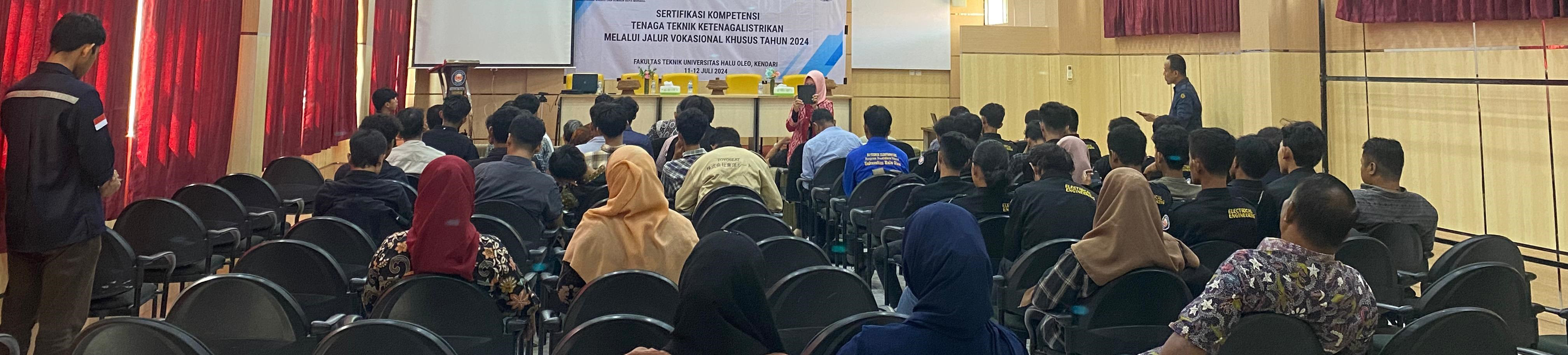 Suasana sertifikasi kompetensi tenaga teknik ketenagalistrikan melalui jalur vokasional khusus tahun 2024.