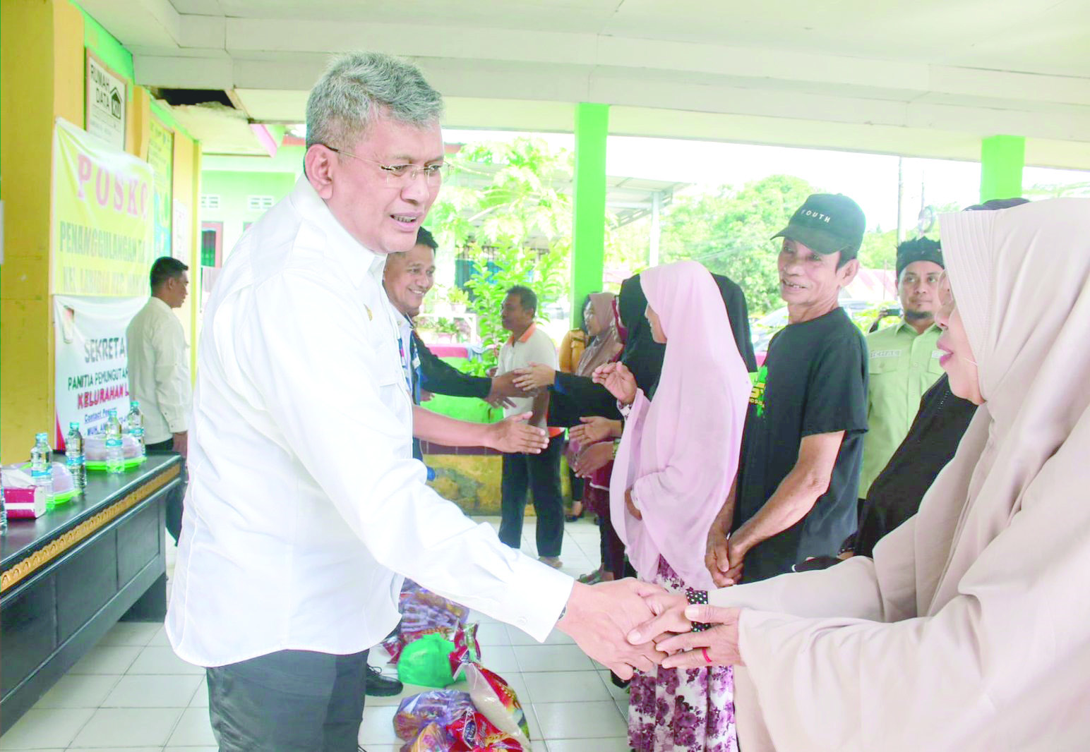 BANTUAN PANGAN : Pj Wali Kota Kendari, Muhammad Yusup menyerahkan bantuan pangan untuk korban banjir di Kantor Kelurahan Labibia, kemarin. (AGUS SETIAWAN/KENDARI POS)