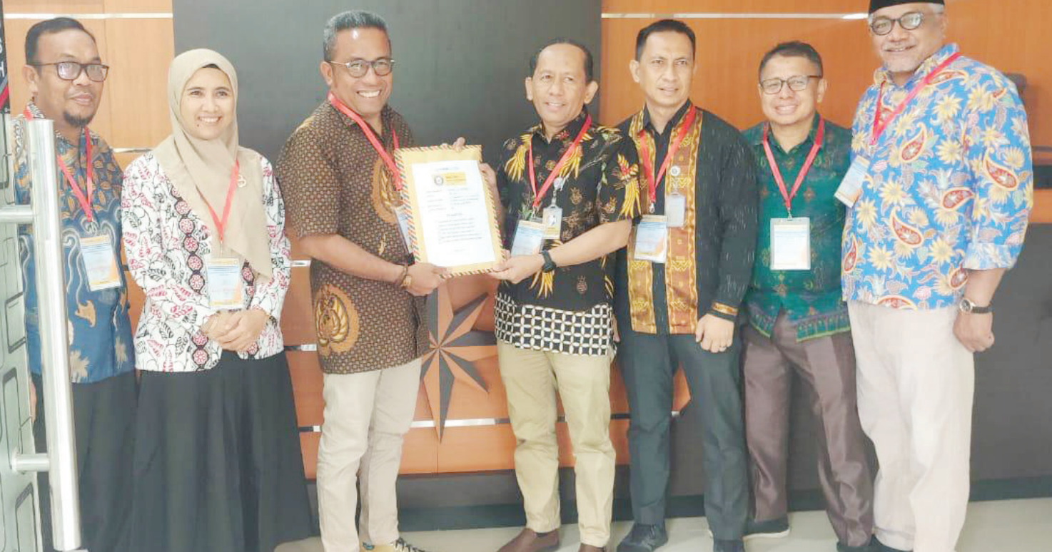 Rektor UHO, Prof. Dr. Muhammad Zamrun Firihu, S.Si.,M.Si.M.Sc (tiga dari kiri) menyerahkan dokumen UTBK-SMM UHO kepada Wakil Rektor Bidang Akademik UHO yang juga Ketua Panitia Lokal (empat dari kanan).(FOTO-FOTO: HUMAS UHO FOR KENDARI POS)