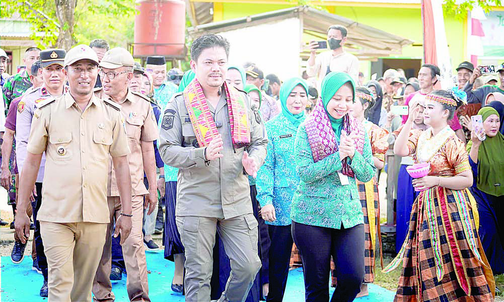 jAGA PERSATuAN : Bupati Koltim, Abdul Azis didampingi Ketua TP-PKK, Hartini Azis, ketika menghadiri penilaian lomba 10 program PKK tingkat kabupaten di Desa lalombai, Kecamatan uluiwoi. (DISKOMINFO KABUPATEN KOLAKA TIMUR FOR KENDARI PO)