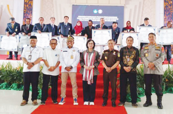 Rektor UHO, Prof. Dr. Muhammad Zamrun Firihu, (tiga dari kiri), Irjen Kemendikbudristek, Dr. Chatarina Muliana (tengah), Kajati Sultra, Hendro Dewanto S.H.,M.H., (tiga dari kanan) beserta tamu undangan lainnya, usai pencanangan ZI WBK di Auditorium Mokodompit UHO, Senin (15/7). (HUMAS UHO FOR KENDARI POS)