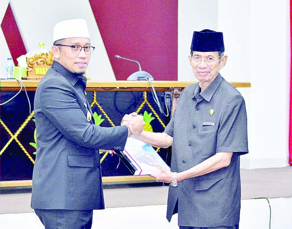 SANKSI MENANTI : Bupati Butur, H. Muh. Ridwan Zakariah (depan) ketika mengingatkan kembali terkait sikap netral pada seluruh ASN menghadapi Pilkada serentak, November mendatang, dalam apel gabungan OPD lingkup Pemkab, kemarin.(DISKOMINFO KABUPATEN BUTON UTARA FOR KENDARI POS)