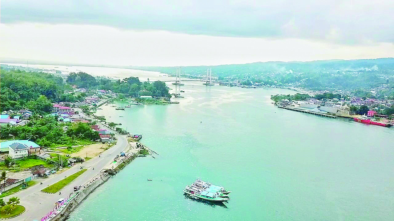 TELUK TERCEMAR : Sampah plastik telah mencemari Teluk Kendari. Selama dua bulan gerakan Bulan Cinta Laut, sebanyak 23 ton sampah plastik berhasil diangkut dari Teluk Kendari. Aksi bersih-bersih teluk ini melibatkan unsur pemerintah, mahasiswa, aktifis, nelayan, KUB dan masyarakat.(DOKUMEN KENDARI POS)