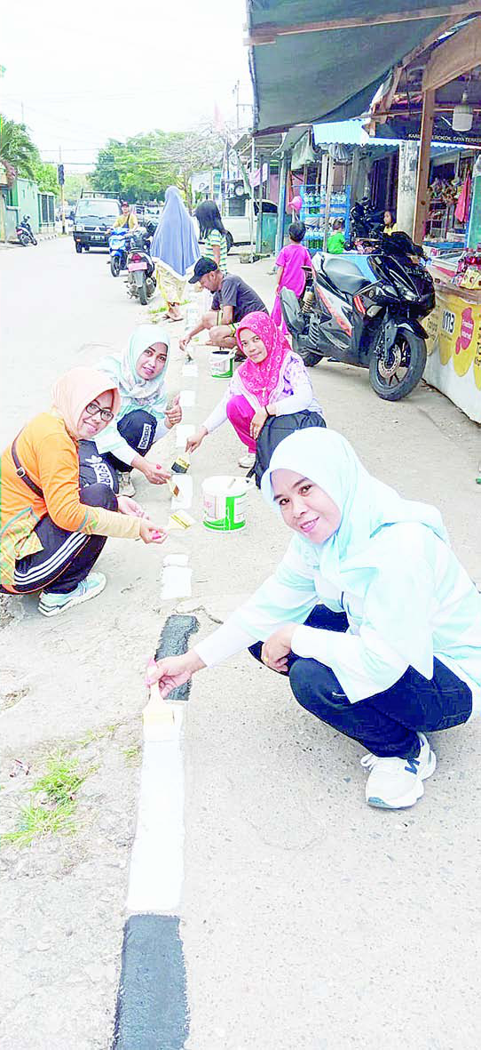 GOTONG-ROYONG : Sejumlah ASN Pemkot Baubau saat melaksanakan kerja bakti menata kawasan lingkungan, menyambut perayaan HUT ke-79 Kemerdekaan RI, sekaligus mewujudkan metro yang bersih, nyaman dan indah.(DISKOMINFO KOTA BAUBAU FOR KENDARI POS)