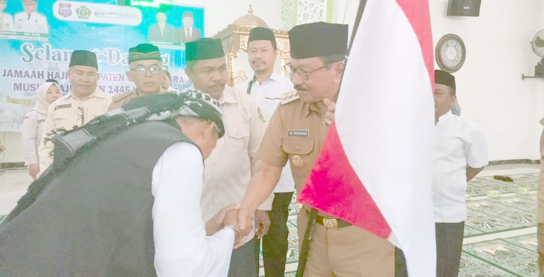 Bupati Butur Ridwan Zakariah menyambut kedatangan warganya yang telah menunaikan ibadah haji, kemarin di Masjid Agung At-Taqwa Kulisusu.