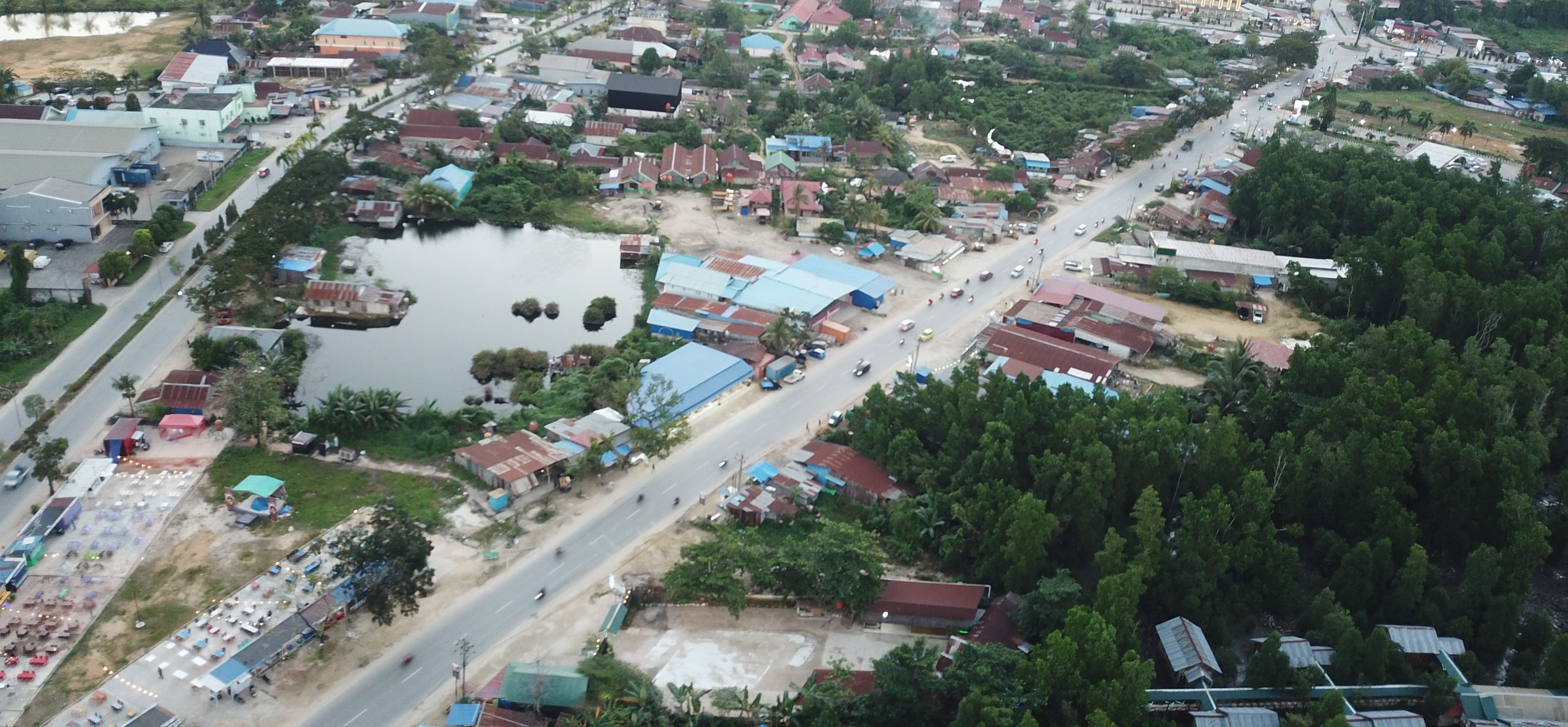 PENERTIBAN PKL : Pemerintah Kota (Pemkot) Kendari akan terus melakukan penertiban Pedagang aki Lima (PKL). Kali ini, giliran kawasan Tapak Kuda. Selain tampak kumuh, kawasan ini dilarang dijadikan tempat berdagang. Ssesuai Peraturan Daerah (Perda) nomor 1 Tahun 2021, Tapak uda masuk kawasan hijau.(MUHAMMAD ABDI ASMAUL AMRIN/ KENDARI POS)