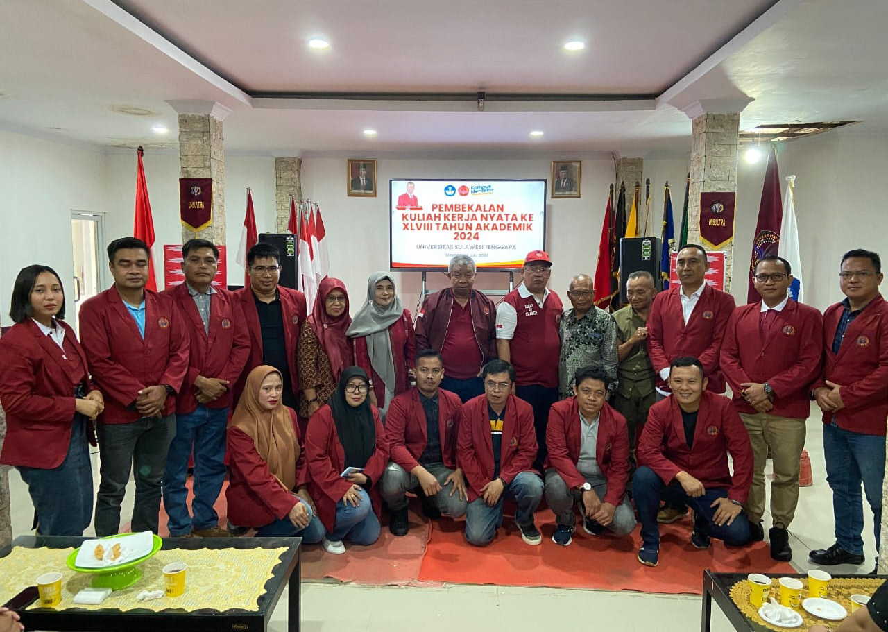 Foto bersama Rektor Unsultra Prof. Dr. Ir. H. Andi Bahrun M.Sc., Agric., (tengah menggunakan jaket), dosen dan para peserta KKN.(HUMAS UNSULTRA FOR KENDARI POS)