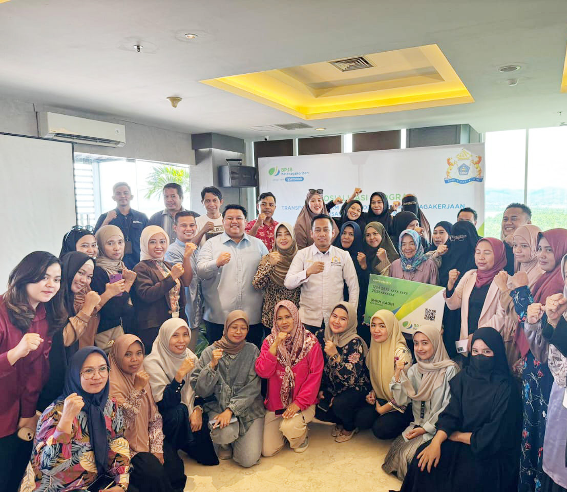 DUKUNG PELAKU UMKM: Bakal Calon Wali Kota Kendari, Yudhianto Mahardika Anton Timbang (baris tengah, tujuh dari kiri) foto bersama pelaku UMKM binaan Kadin Kendari di Hotel Claro Kendari, Kamis (18/7/2024). (AGUS SETIAWAN/KENDARI POS)