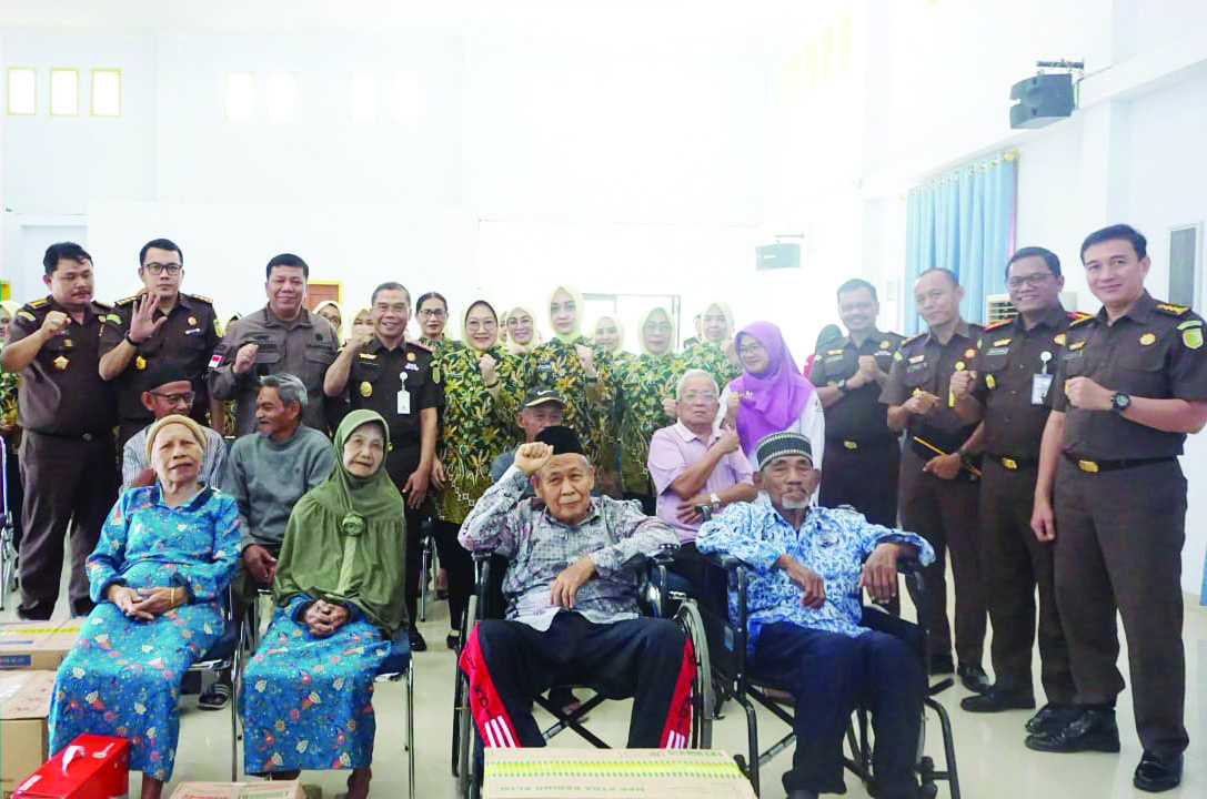 PEDULI: Kajati Sultra, Hendro Dewanto beserta jajaran dan pengurus Ikatan Adhyaksa Dharmakarimi (IAD) anjang PEDULI: Kajati Sultra, Hendro Dewanto beserta jajaran dan pengurus Ikatan Adhyaksa Dharmakarimi (IAD) anjangsana di Sentra Meohai Kendari (Panti Jompo) dan Purna Adhyaksa (Purnaja), Kamis (18/7/2024). Tampak mereka sedang berfoto dengan penghuni Panti Jompo. (PENKUM KEJATI SULTRA FOR KENDARI POS)