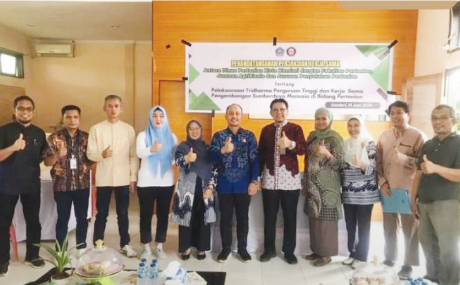 Foto bersama Dekan FP UHO Prof. Dr. Ir. R. Marsuki Iswandi, M.Si (lima dari kanan), Kepala Dinas Pertanian Kota Kendari Sahuriyanto Meronda, S.P. (tujuh dari kanan), dan dosen FP UHO, usia MoU di Dinas Pertanian Kota Kendari.(EWIN ENDANG SAHPUTRI/KENDARI POS)