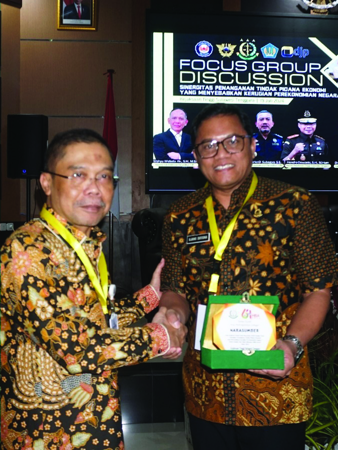 SINERGI: Kajati Sultra, Hendro Dewanto (kiri) menyerahkan plakat penghargaan kepada salah satu nara sumber FGD usai kegiatan, Jumat (19/7/2024). FGD ini mengangkat tema: Sinergitas Penanganan Tindak Pidana Ekonomi yang Menyebabkan Kerugian Perekonomian Negara. (Penkum Kejati Sultra for Kendari Pos)