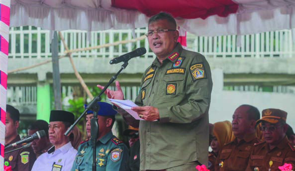 LAUNCHING: Pj Wali Kota Kendari, Muhammad Yusup memberikan sambutan saat launching program Siskamling di Pelataran Eks MTQ Kendari, Selasa (2/7/2024). (Agus Setiawan/Kendari Pos)