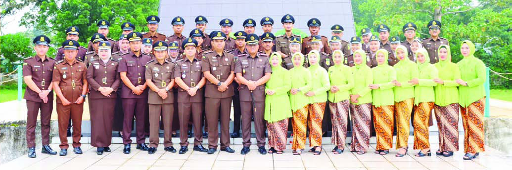 Kajari Konsel, Ujang Sutisna SH bersama Ketua Pengurus Ikatan Adhyaksa Dharmakarini Wilayah Konsel, Yolla Andriane bersama seluruh jajaran foto bersama usai ziarah di Taman Makam Pahlawan Watubangga.