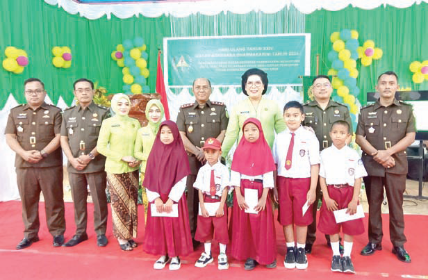 Pemberian santunan pendidikan kepada siswa SD berprestasi dalam rangka HUT IAD ke-24