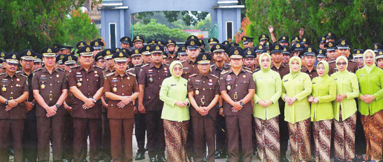 Kajati Sultra Hendro Dewanto SH., M.Hum saat melakukan tabur bunga di Makam Pahlawan Watubangga, Kota Kendari, Minggu (21/7/2024)