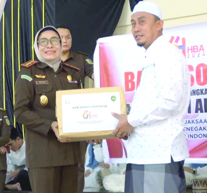 Kepala Kejari Kolaka Hj.Herlina Rauf (kiri) bersama jajaran melakukan kunjungan silaturahmi ke Pesantren Baiturrahim dalam rangka Hari Bhakti Adhyaksa.