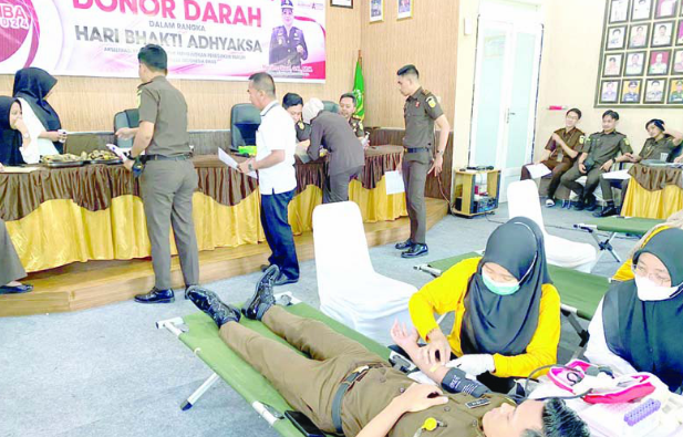 Kejari Kolaka menunaikan misi kemanusiaan dengan menyiapkan cadangan darah bagi masyarakat melalui kegiatan donor darah.