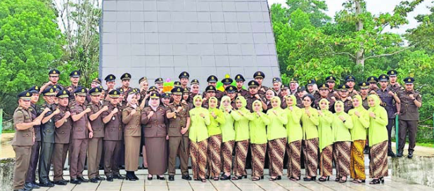 Kajari Konawe, Musafir Menca beserta jajaran foto bersama usai tabur bunga di TMP Watubangga, Kota Kendari, Minggu (21/7/2024).